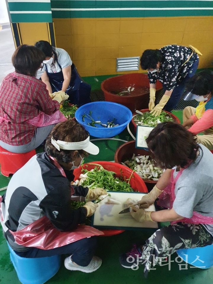 평산동 사랑의 열무김치 담그기ⓒ양산타임스