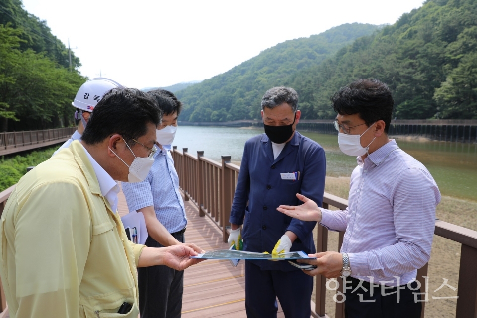 기장군수는 6월 21일 좌광천 상류부 병산저수지 생태하천 조성 현장을 방문해 병산저수지 둘레길을 비롯한 현장을 점검했다 ⓒ양산타임스