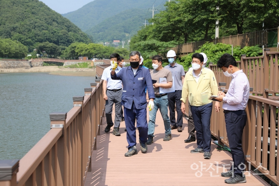 기장군수는 6월 21일 좌광천 상류부 병산저수지 생태하천 조성 현장을 방문해 병산저수지 둘레길을 비롯한 현장을 점검했다 ⓒ양산타임스