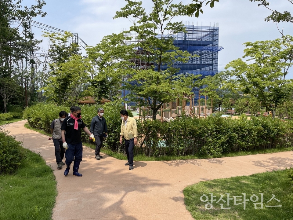 기장군수는 6월 23일 포스트코로나 시대에 일광신도시 주민들을 비롯한 기장군민들의 힐링공간으로 각광 받고 있는 일광산 등산로를 방문해 현장을 점검했다 ⓒ양산타임스