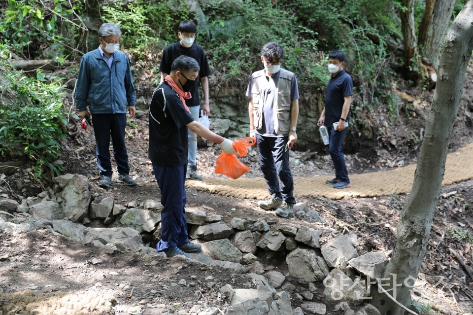 기장군수는 6월 24일 포스트코로나 시대에 기장군민들의 힐링공간으로 각광 받고 있는 달음산 등산로와 신규로 조성된 편백나무숲길을 방문해 현장을 점검했다 ⓒ양산타임스