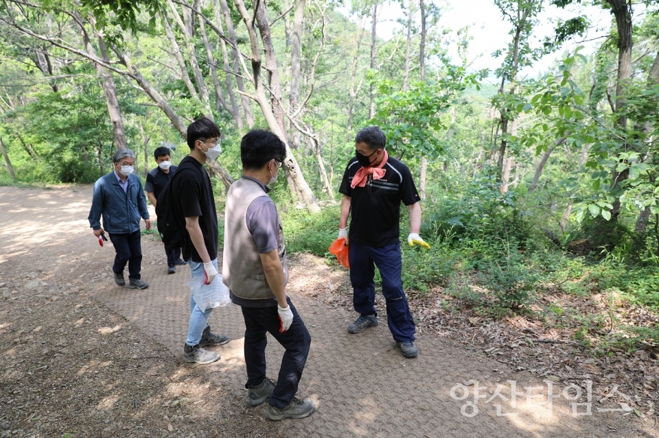 기장군수는 6월 24일 포스트코로나 시대에 기장군민들의 힐링공간으로 각광 받고 있는 달음산 등산로와 신규로 조성된 편백나무숲길을 방문해 현장을 점검했다 ⓒ양산타임스
