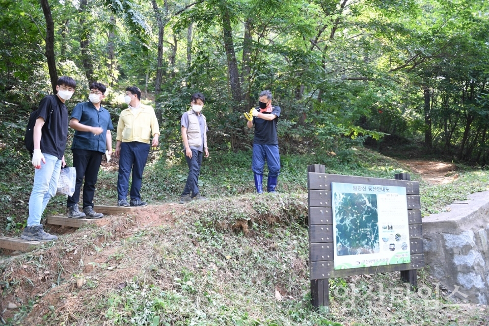 기장군수는 6월 28일 일광신도시에서 백두사를 경유하여 정상으로 이어지는 일광신도시·백두사 구간 등산로를 방문해 현장을 점검했다 ⓒ양산타임스