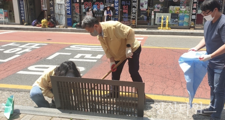 서창동 도로변 배수로 청소ⓒ양산타임스