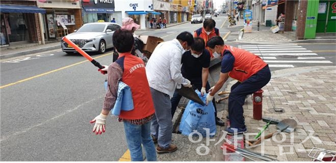 서창동 통장협의회 배수로 정화활동ⓒ양산타임스