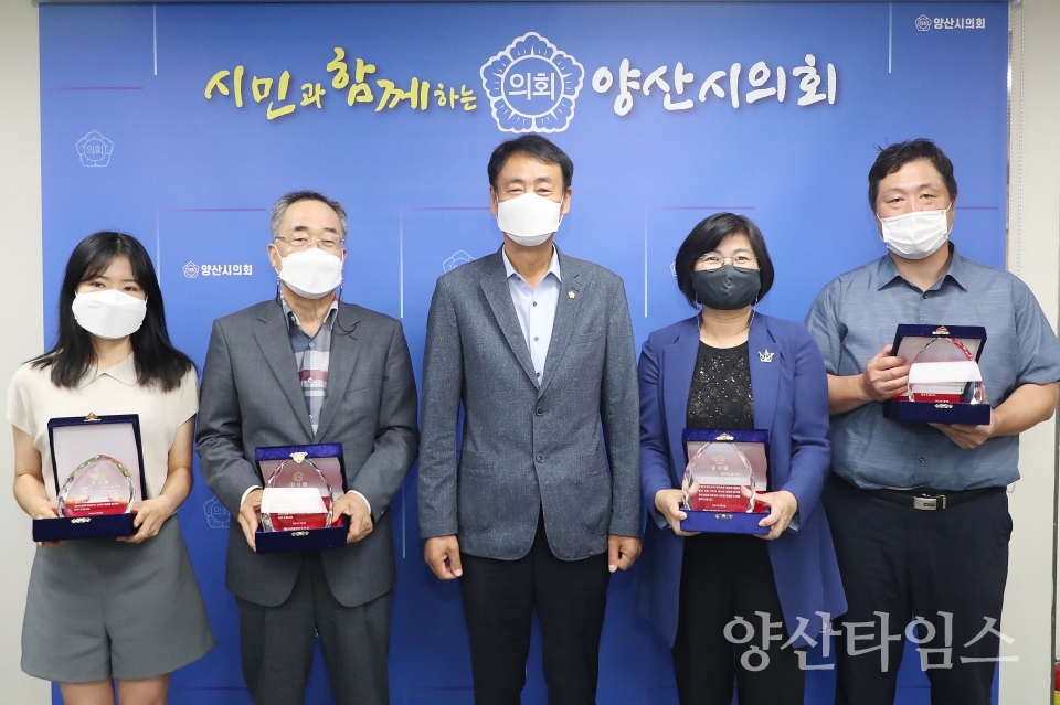 (왼쪽부터) 김지연 위원, 김봉호 위원, 임정섭 의장, 정석자 대표위원, 최원석 위원ⓒ양산타임스