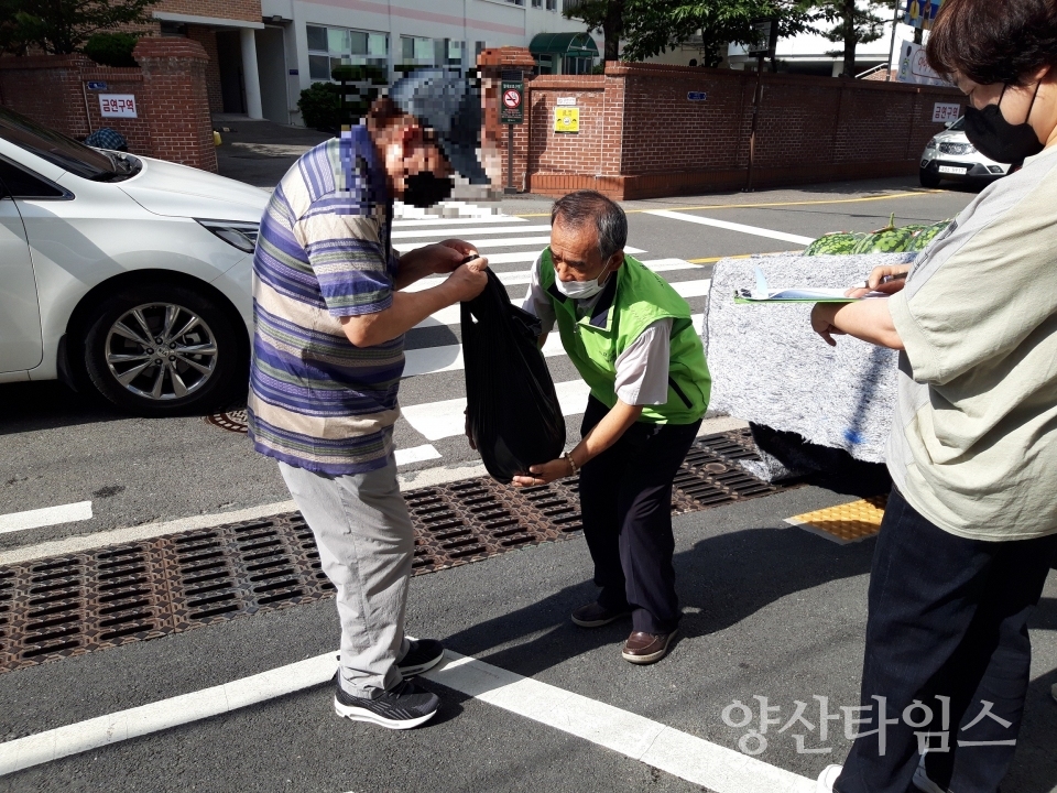 강서동협의체수박나눔 사진ⓒ양산타임스