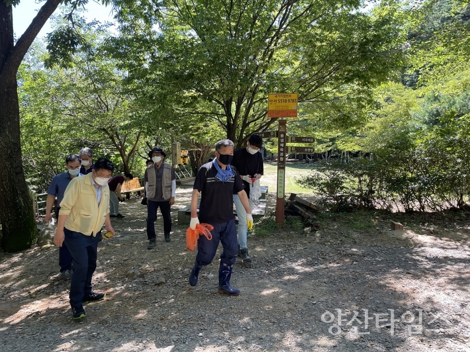 오규석 기장군수는 7월 26일 기장읍 두하마을부터 시작되는 일광산 테마임도를 방문하여 현장을 점검했다ⓒ양산타임스