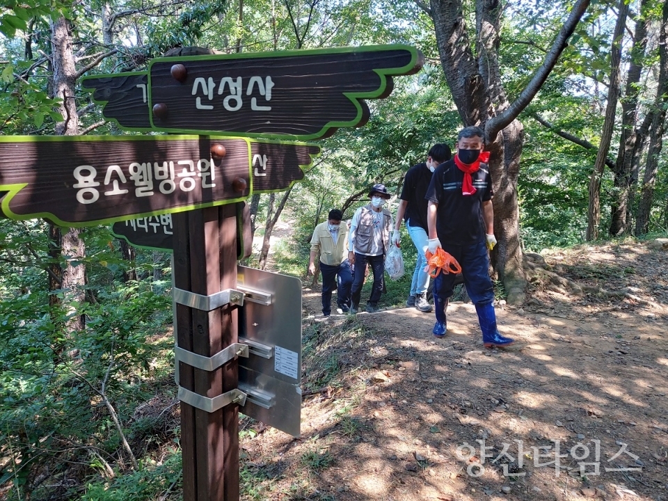 오규석 기장군수는 7월 29일 보명사에서 정상을 거쳐 용소웰빙공원으로 이어지는 산성산 등산로를 점검했다ⓒ양산타임스