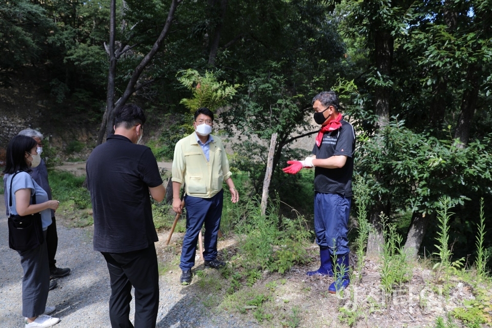 오규석 기장군수는 8월 9일 불광산 임도를 방문해 현장을 점검했다ⓒ양산타임스