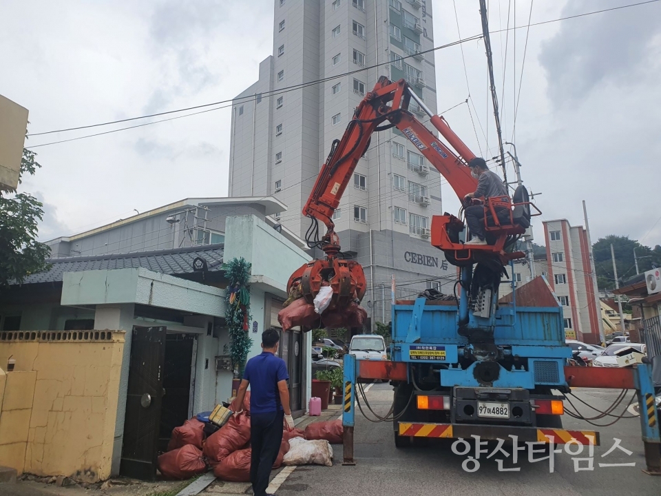 중앙동 위기가구 집 대청소ⓒ양산타임스
