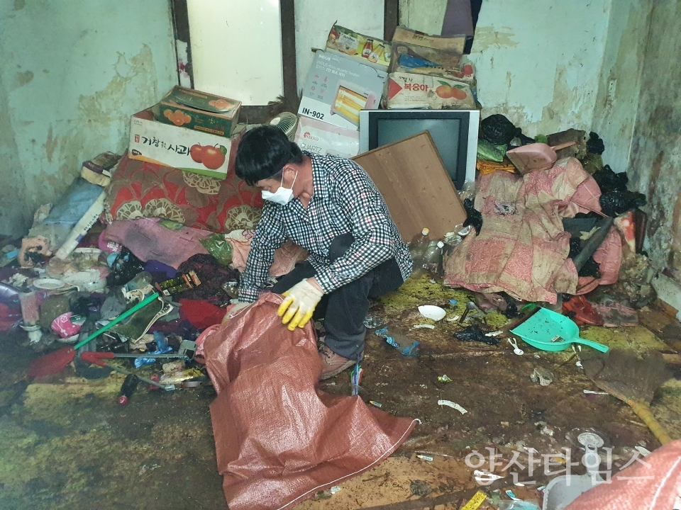 중앙동 위기가구 집 대청소ⓒ양산타임스