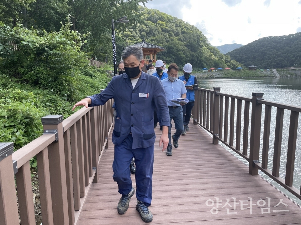 오규석 기장군수는 지난 8월 20일 좌광천 상류부 병산저수지 생태하천 조성 현장을 방문해, 주민들의 휴식공간으로 조성되고 있는 병산저수지 둘레길을 비롯한 현장을 점검했다ⓒ양산타임스