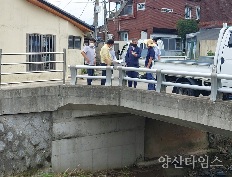 오규석 기장군수는 지난 제12호 태풍 오마이스로 피해를 입은 임기마을 현장을 30일 방문하여 피해현장을 점검했다