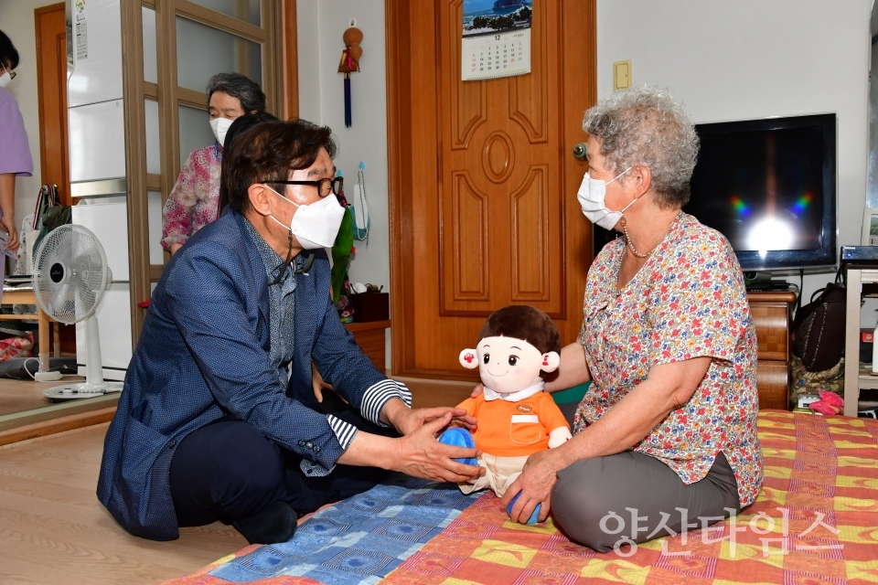 홀로사는 장애어르신 스마트돌봄인형 전달ⓒ양산타임스