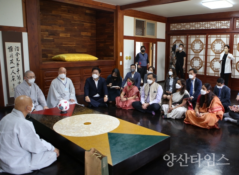 인도 외무부 차관, 인도문화교류위원회(ICCR) 사무총장 등 양산 통도사 방문ⓒ양산타임스