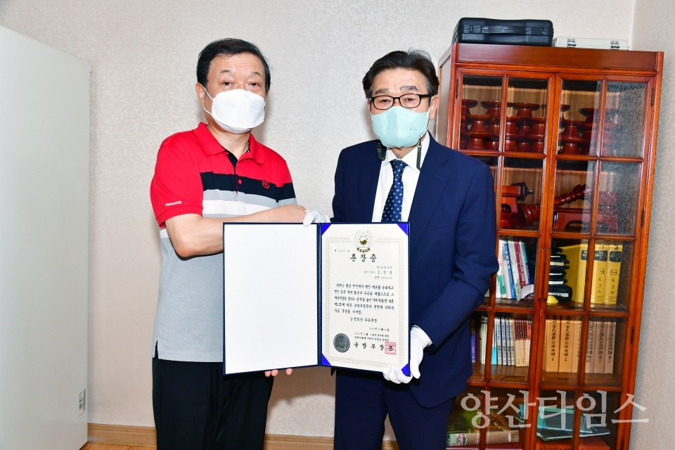 ‘故 김정철 하사’유족에 화랑무공훈장 전수ⓒ양산타임스