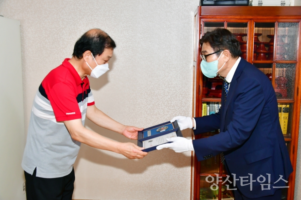 ‘故 김정철 하사’유족에 화랑무공훈장 전수ⓒ양산타임스