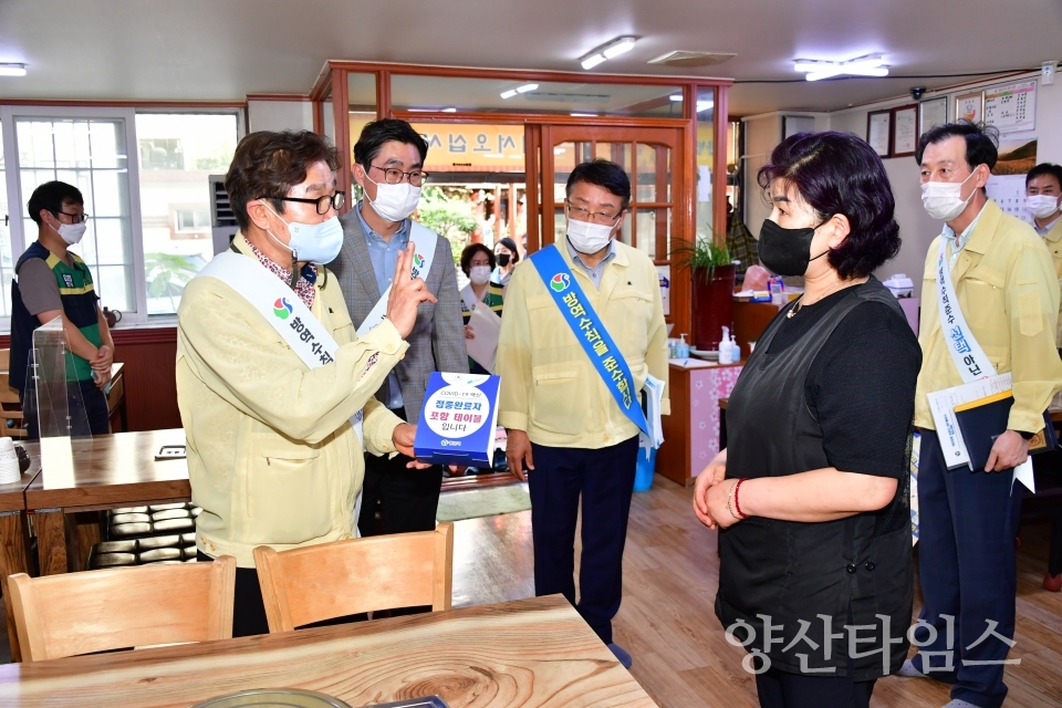 테이블 안내판 현장 배포