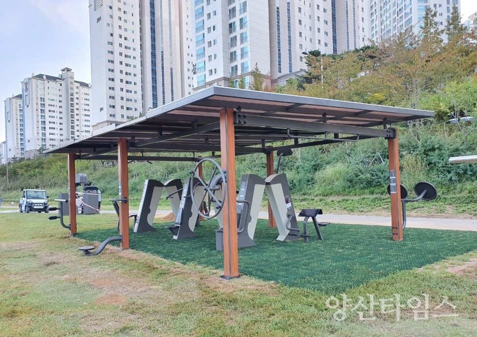 정관읍 좌광천에 설치된 야외운동기구ⓒ양산타임스