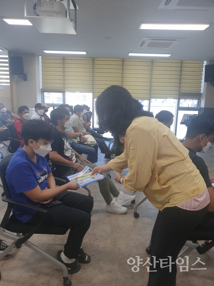 서창동 외국인 대상 쓰레기배출법 홍보ⓒ양산타임스
