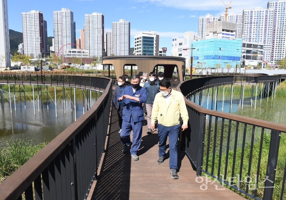 "일광신도시 후동앞뜰저류지 장미학습원 조감도(2)" "오규석 기장군수는 10월 19일 창조경제국장, 산림공원과장, 안전총괄과장 등과 함께 일광신도시 저류지 등을 현장점검했다" "일광신도시 후동앞뜰저류지 장미학습원 조감도(1)"