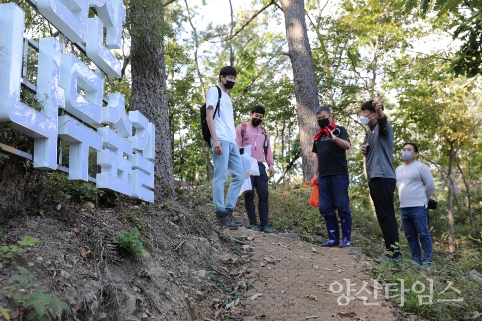 오규석 기장군수는 10월 25일 달음산 등산로 및 달음산 편백나무숲길을 방문하여 현장을 점검하고 등산로 정비방향에 대해 논의했다.ⓒ양산타임스