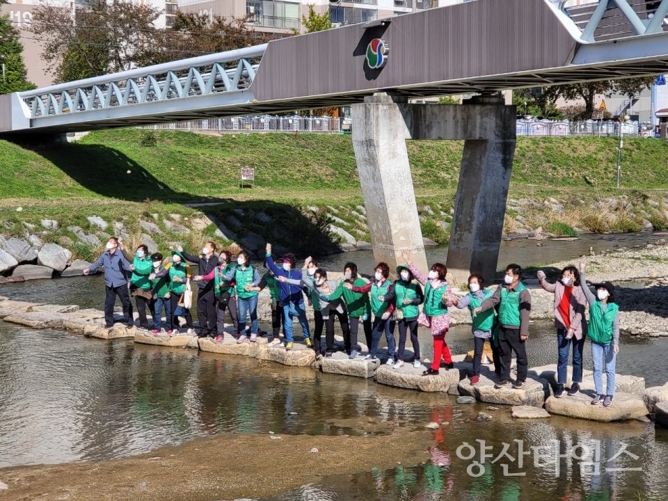 웅상 4개동 새마을부녀회 하천정화 활동ⓒ양산타임스