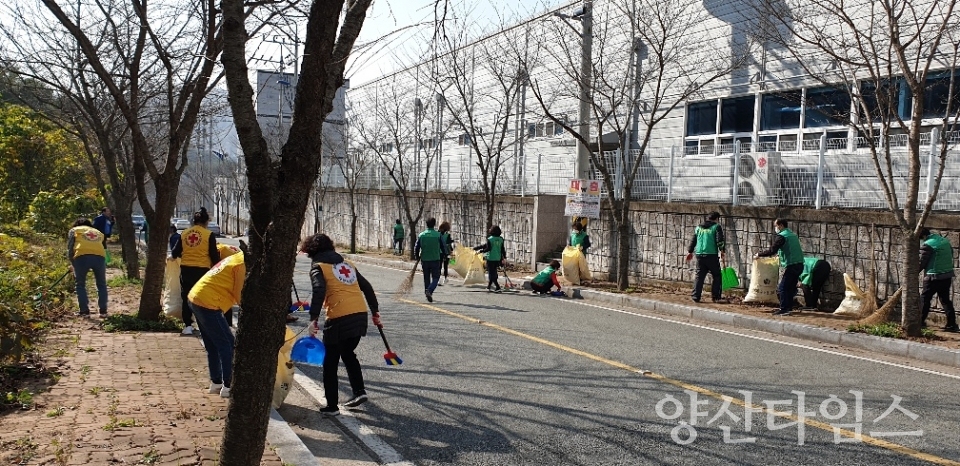 삼성동 산막공단길 국토대청소ⓒ양산타임스
