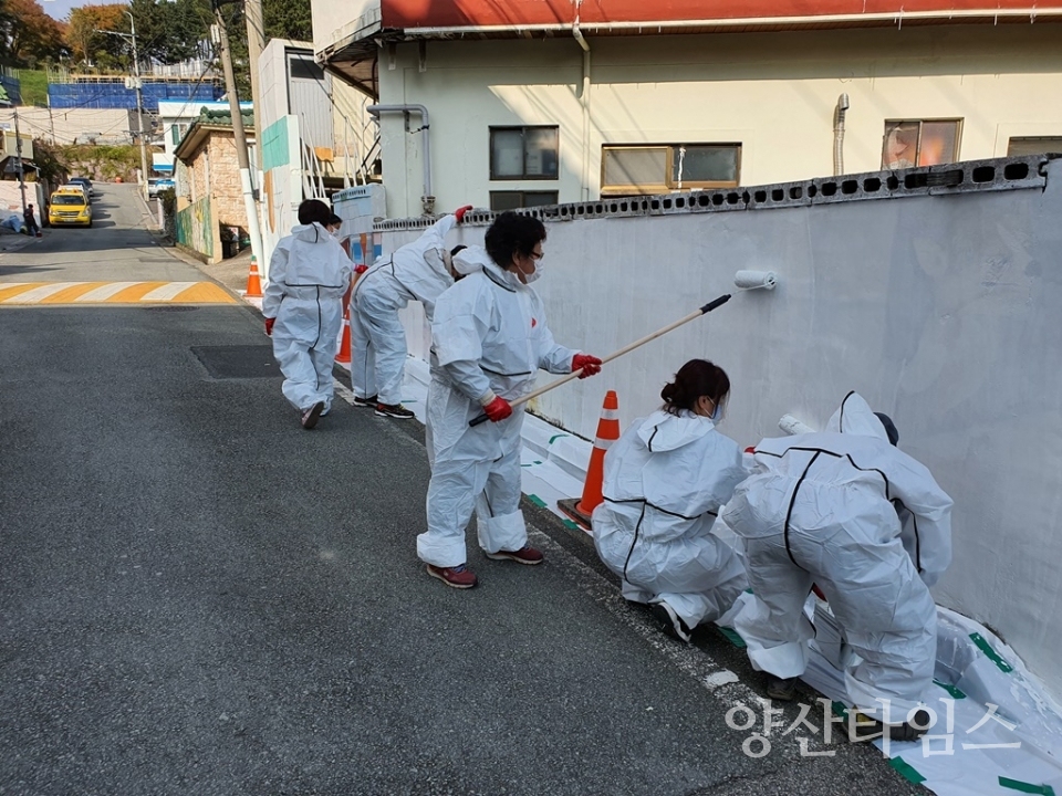 국개벽화마을 보수_주민자치위 벽화 정돈작업