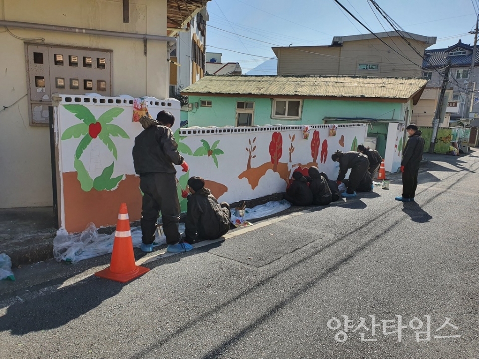 국개벽화마을 보수_한빛국제학교 채색작업ⓒ양산타임스