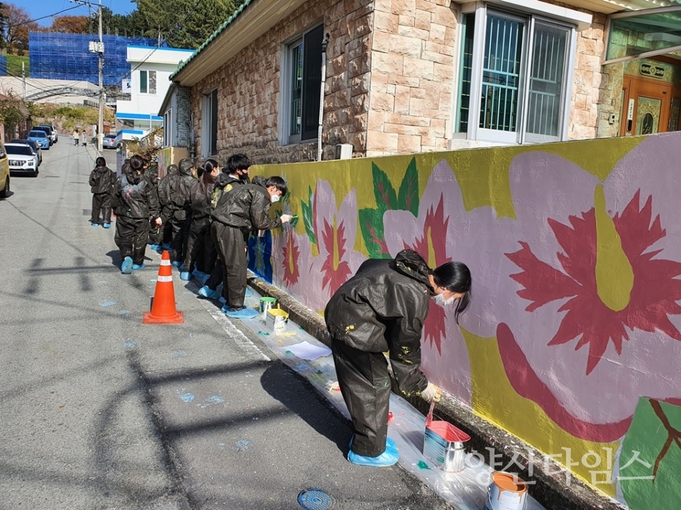 국개벽화마을 보수_한빛국제학교 채색작업ⓒ양산타임스