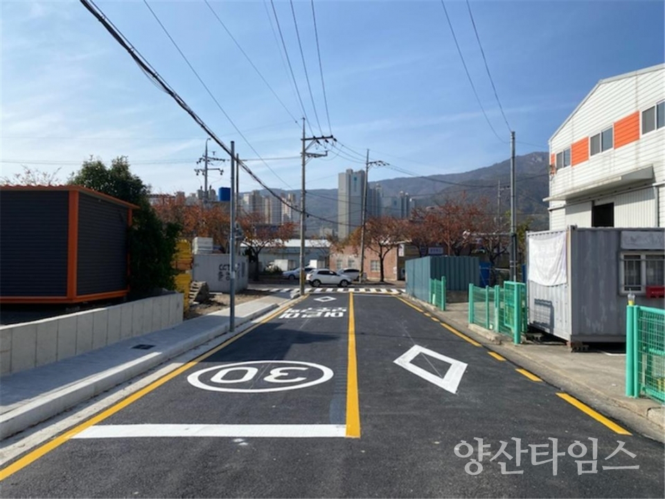 "웅상초등학교 인도개설 현장" "웅상초등학교 인도개설 구간"ⓒ양산타임스
