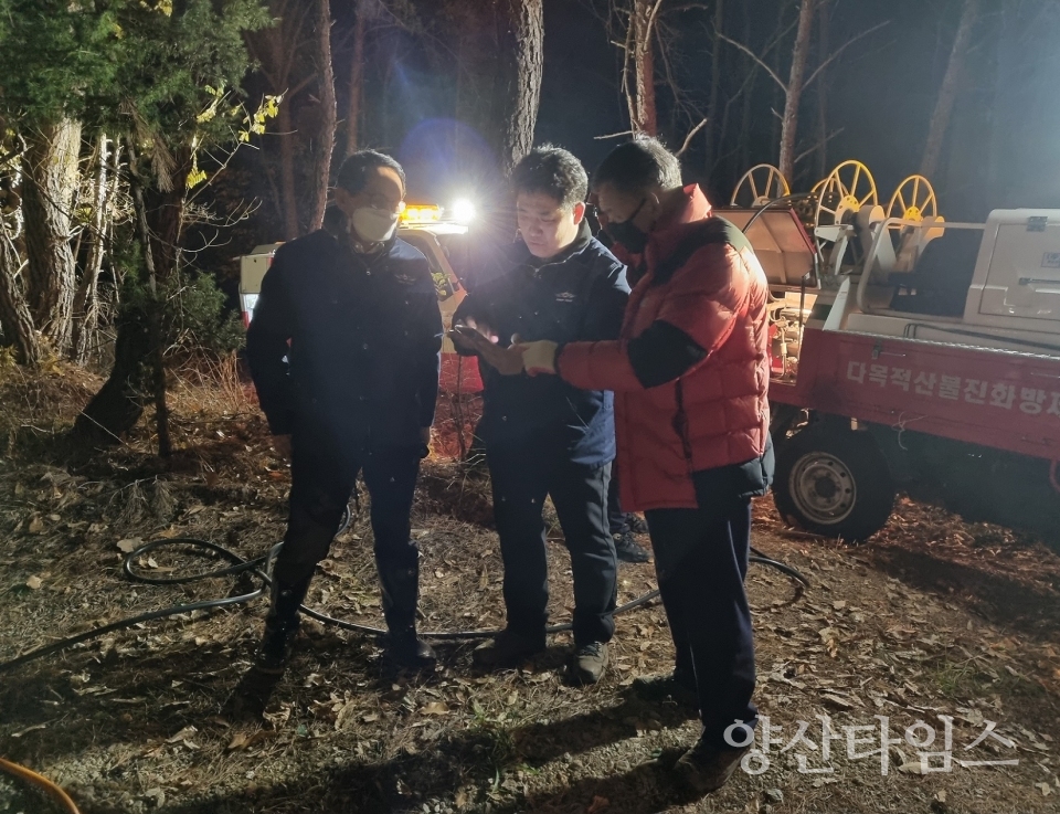 11월 24일 저녁 8시 13분경 울산시 울주군 온양읍 운화리 일원 야산에서 산불이 발생함에 따라 오규석 기장군수(사진 맨 오른쪽)는 현장을 방문해 진화를 위한 총력 대응에 나섰다ⓒ양산타임스