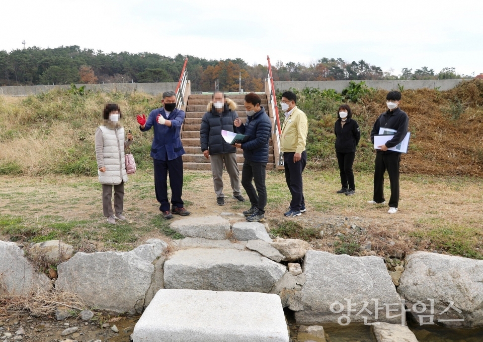 오규석 기장군수는 12월 6일 지역주민들과 기장을 찾는 방문객들에게 안전하고 쾌적한 보행환경을 제공하기 위해 송정천 내 산책로 조성 사업 현장을 점검했다.ⓒ양산타임스