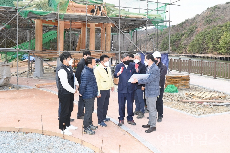 오규석 기장군수는 지난 12월 8일 좌광천 상류부 병산저수지 생태하천 조성 현장을 방문하여, 주민들의 휴식공간으로 조성되고 있는 병산저수지 둘레길 현장을 점검했다ⓒ양산타임스