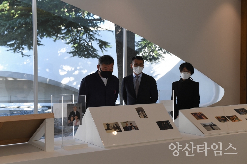 오규석 기장군수와 박성빈 유족대표가 12월 14일 박태준기념관 개관 기념식수 행사 후 개관 특별전 ‘청암(靑巖) 그리고 임랑(林浪)’을 관람하고 있다ⓒ양산타임스