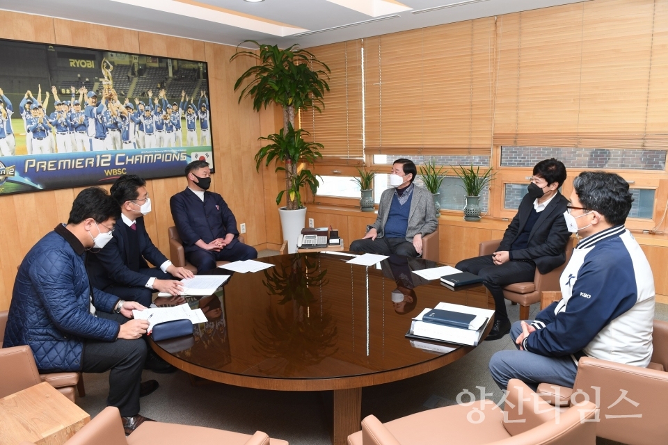오규석 기장군수는 12월 21일 서울 강남구 도곡동 소재 한국야구회관을 방문해 정지택 한국야구위원회(KBO) 총재와 면담을 가지고 ‘한국야구 명예의 전당’ 조속 건립을 위한 제반사항을 협의했다ⓒ양산타임스