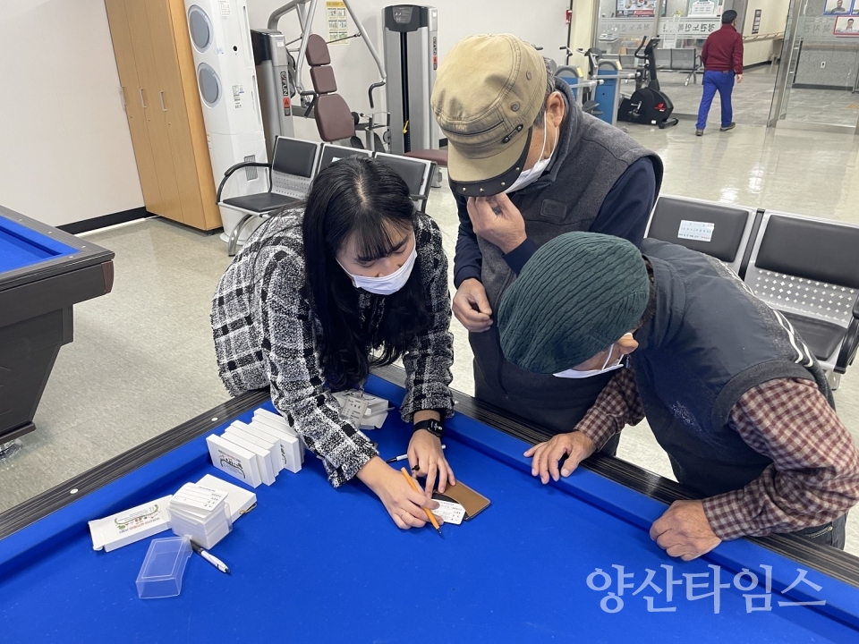 기장군 지역사회보장협의체에서 관내 만 65세 이상 어르신을 대상으로 ‘노인응급의료카드’와 _보관용 카드지갑_을 제작·배부하고 있다ⓒ양산타임스