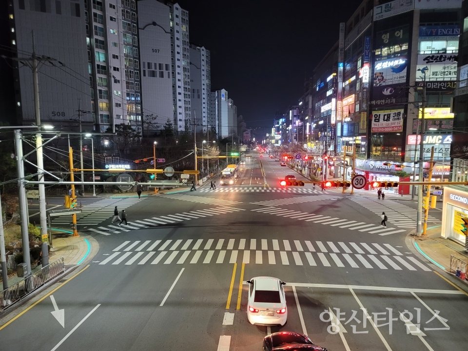 어린이 보호구역 바닥형 보행신호등ⓒ양산타임스