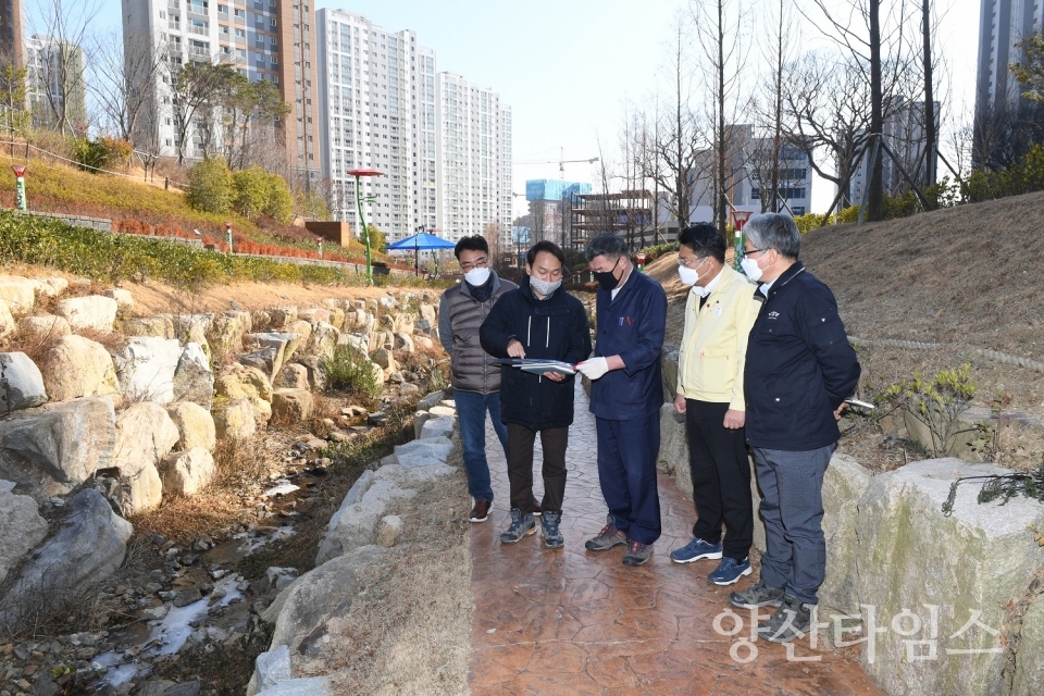오규석 기장군수는 12월 28일 일광신도시 지역주민 및 방문객들에게 안전하고 쾌적한 보행환경을 제공하기 위해 시행 중인 삼성천 산책로 정비사업 현장을 점검했다.ⓒ양산타임스