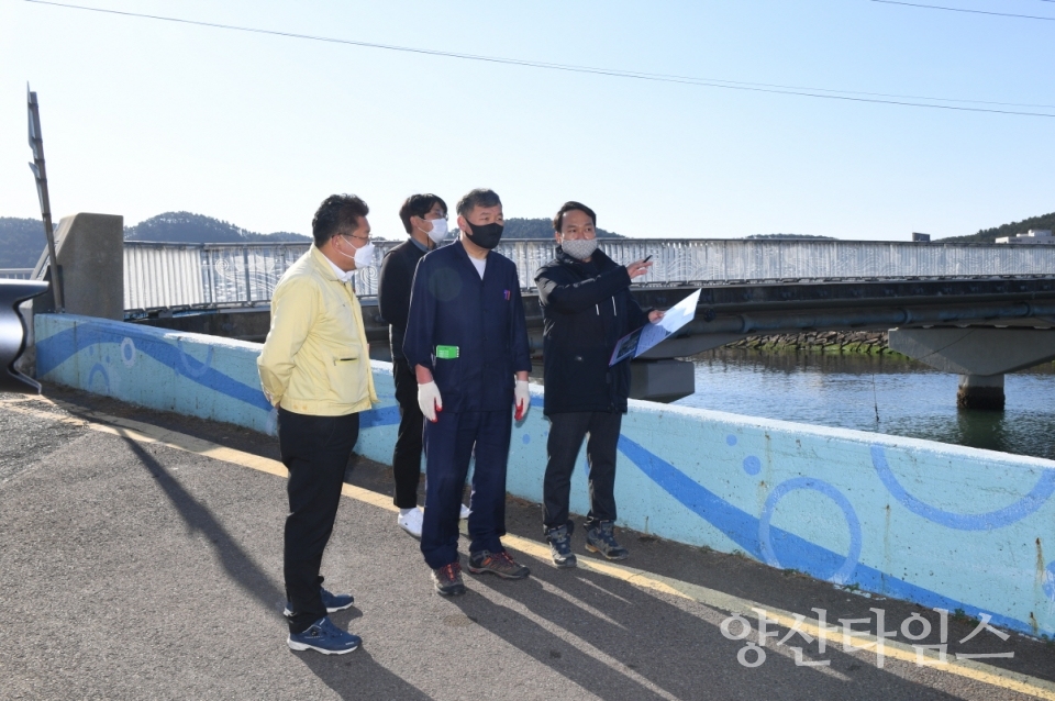 오규석 기장군수는 12월 30일 지역주민들과 기장을 찾는 방문객들에게 안전하고 쾌적한 보행환경을 제공하기 위해 일광천 내 산책로 조성사업 현장을 점검했다.ⓒ양산타임스