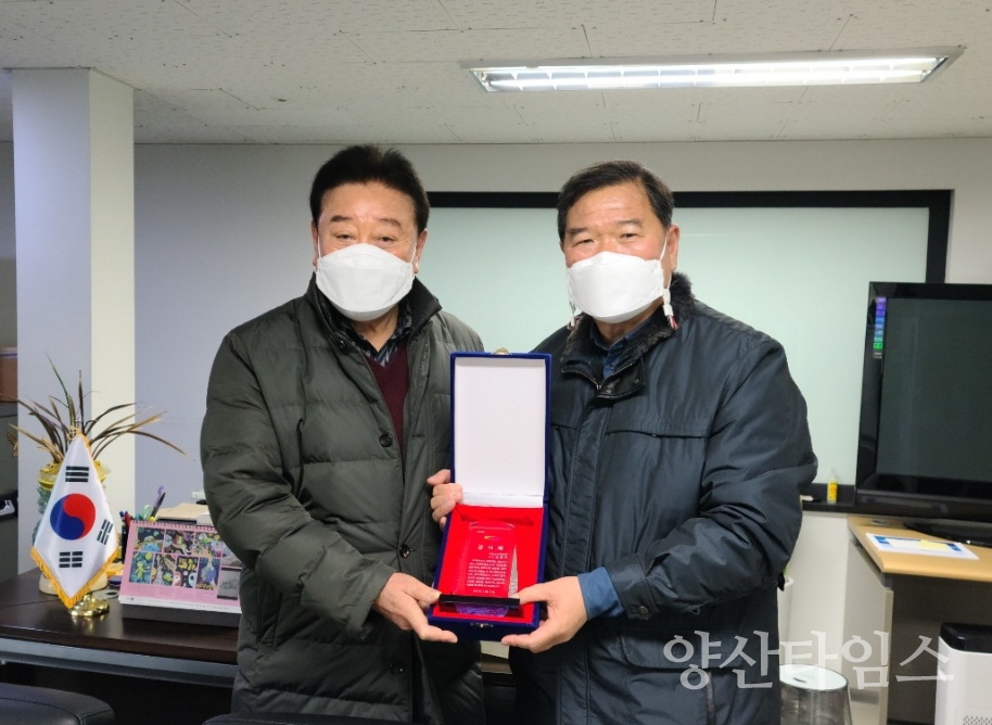 기장군은 30일 국회의원 재임기간 동안 기장군 발전을 위해 다방면으로 힘쓴 김동주 前 국회의원에게 감사패를 수여했다._(왼쪽)김동주 前국회의원, (오른쪽)노경구 기장군 행정자치국장ⓒ양산타임스