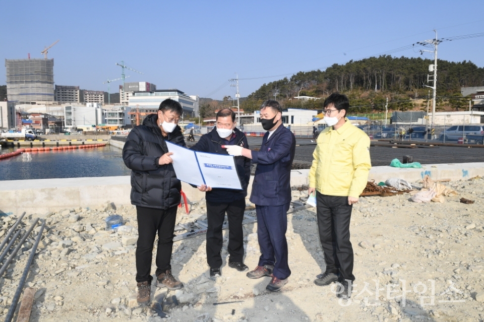 오규석 기장군수는 2022년 새해를 맞이하여 4일 오전 10시 30분경 기장군 관내 어항인 동암항을 방문해 현장을 점검했다.ⓒ양산타임스