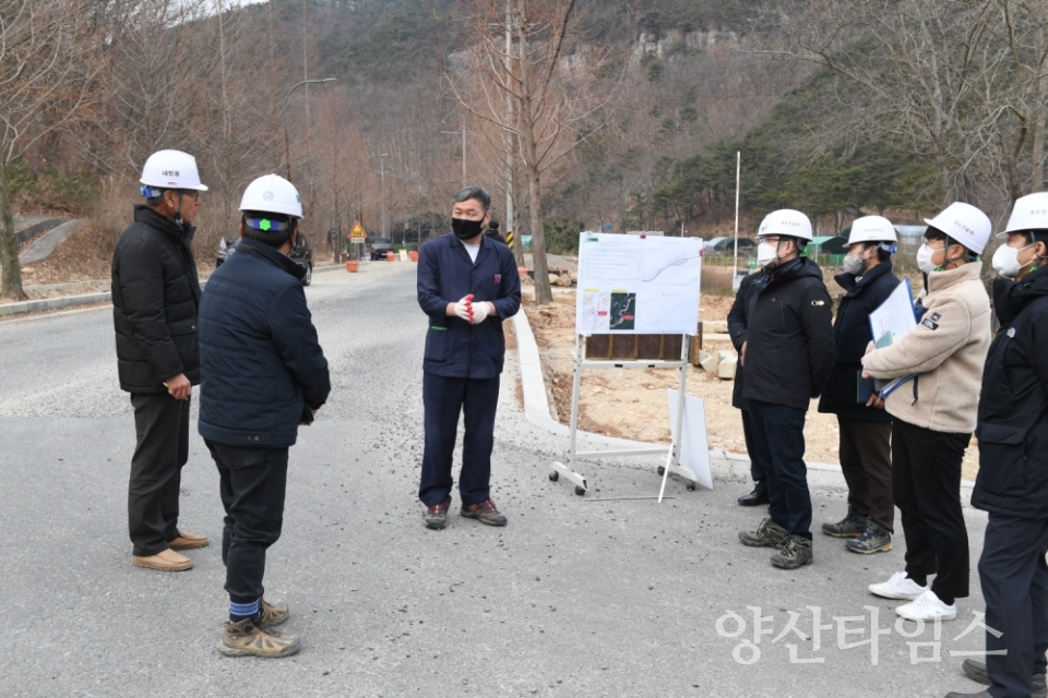 오규석 기장군수 철마 장전2교 ~ 금정구 선동간 도로개설공사 현장을 방문해 사업 추진현황을 파악하고 점검했다.ⓒ양산타임스