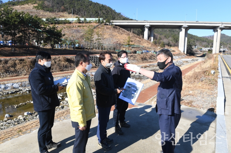 오규석 기장군수는 6일 오전 10시 30분 지역주민들과 기장을 찾는 방문객들에게 안전하고 쾌적한 보행환경을 제공하기 위해 송정천 내 산책로 조성 사업 현장을 점검했다.ⓒ양산타임스