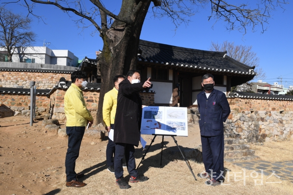 오규석 기장군수는 6일 오후 기장읍성 유적 보호를 위한 기장읍성 정비사업 현장을 방문해 그 동안의 사업추진 현황을 파악하고 성과에 대해 점검했다.ⓒ양산타임스