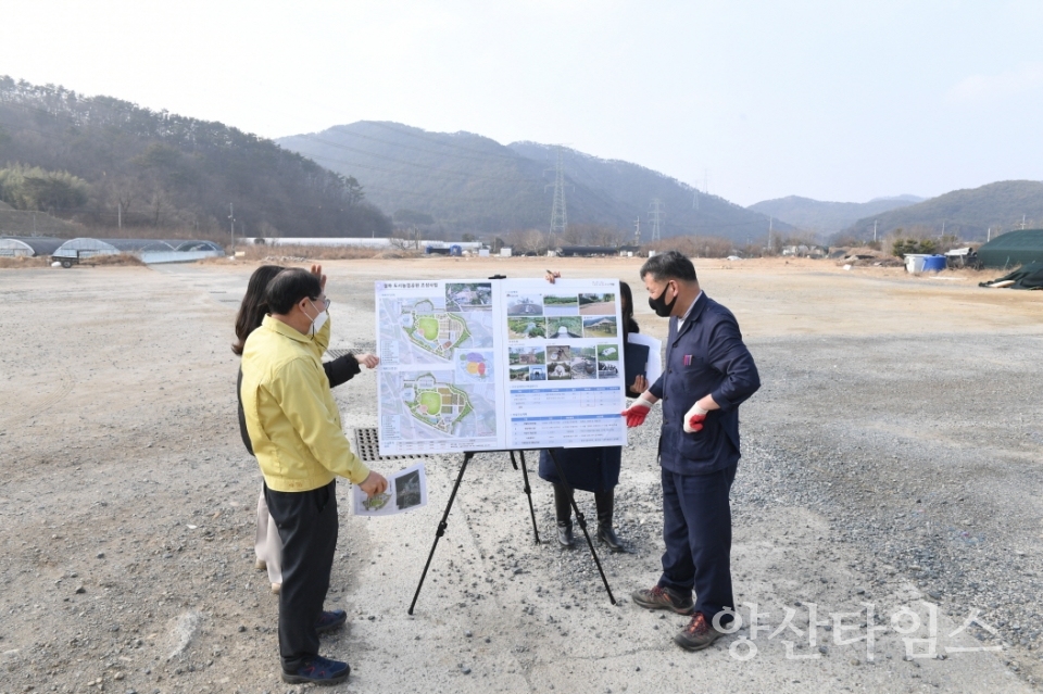 오규석 기장군수는 10일 오후 2시경 기장군 중점 추진사업 중 하나로 부산시 최초의 도시농업공원인 ‘철마도시농업공원 조성지’를 방문해 그간 추진사항을 확인하고 현장점검에 나섰다.ⓒ양산타임스