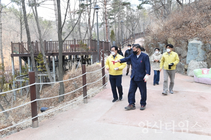 오규석 기장군수는 11일 오전 10시 30분경 ‘안데르센 마을 및 동화마을’ 조성 현장을 방문해 그간 추진 사항을 점검했다.ⓒ양산타임스