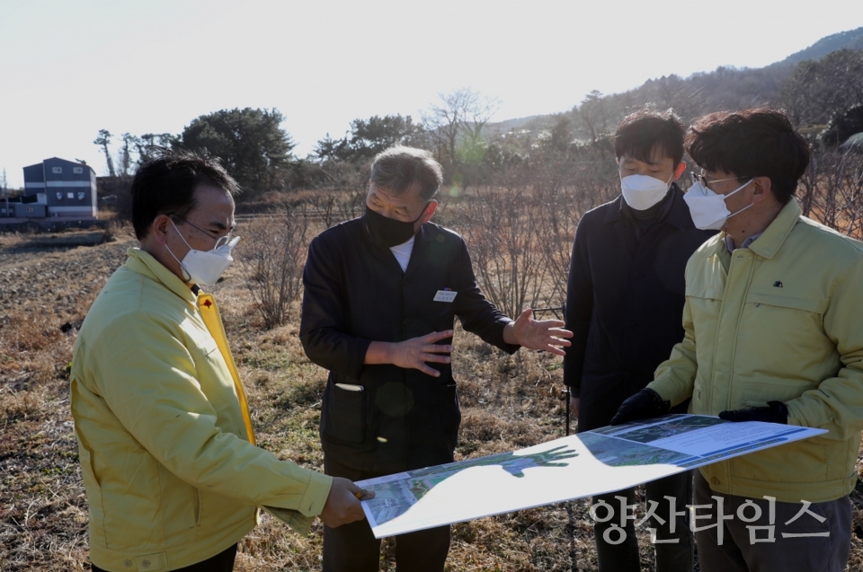 오규석 기장군수는 11일 오후 2시경 다목적 종합 체육공원으로 추진 중인 ‘기장읍 생활체육공원 조성사업’ 현장을 방문 점검했다.ⓒ양산타임스